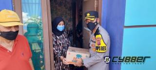 Bantu Warga Terdampak Pandemi, Polisi Bagikan Bansos Sembako Dimasa PPKM