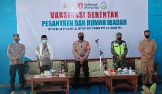 Kerjasama Institusi Polri, Stafsus Kepresidenan, dan Ponpes Asyrofuddin Tuntaskan 700 Vaksinasi Massal