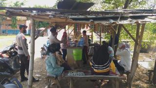 Sat Brimob Polda Jabar Ajak Warga Plumbon Terapkan Prokes Serta Bagi - Bagi Masker