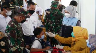Pangdam III/Siliwangi Tinjau Pelaksanaan Vaksinasi di Garut