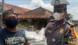 Terus Berlanjut, Polisi Salurkan Bansos pada Warga Terdampak Covid-19 Ditengah PPKM
