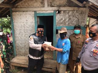 Polisi Bagikan Bansos Sembako di Cikancung