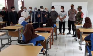 Kapolsek Lemahsugih Dampingi Bupati Majalengka Serahkan Bansos Kepada MUI