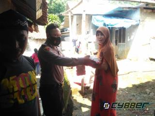 Polisi Bagikan Bansos Sembako Kepada Masyarakat Terdampak Covid-19