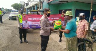 Polisi Salurkan Bantuan Sembako Bagi Masyarakat Terdampak Covid-19