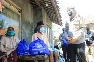 Polisi Terus Laksanakan Bansos Bagi Warga Terdampak Covid-19