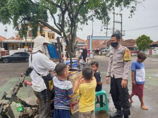 Polisi Sambangi Pedagang, Himbau Prokes dan Bagikan Masker
