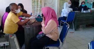 Pemdes Cimungkal Berkerjasama Dengan Puskesmas Wado Laksanakan Vaksinasi Massal