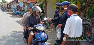 Cegah Penyebaran Covid-19, Sat Brimob Polda Jabar Bagikan Masker Gratis