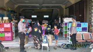 Polisi Pantau Penerapan Prokes di Pusat Pembelanjaan dan Bagi - Bagi Masker
