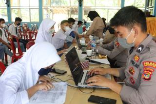 Polres Lamsel Layani Vaksinasi 528 Siswa SMAN 2 Dosis Pertama