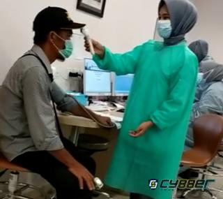 Hamdani Ketua DPRD Pekanbaru dan Yasir Hamidi dari Komisi III DPRD Provinsi Bantu Operasi Mata Darmas Silaban