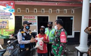 Desa Pasindangan Sasaran Bansos dari Polisi Dimasa PPKM