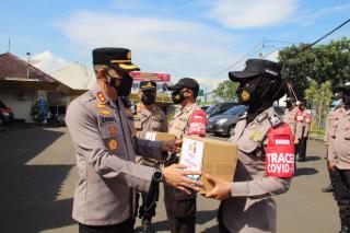 Polisi Berikan Bansos Pada Pedagang Kaki Lima Dimasa PPKM