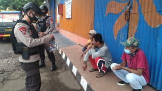 PPKM Dilonggarkan, Sat Brimob Polda Jabar Bagi Bagi Masker Dan Sarankan Buruh Bulog Tak Lengah Terhadap Prokes