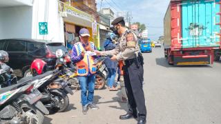 Polisi Bagikan  Masker Gratis Kepada Warga Binaan