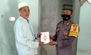 Bhabinkamtibmas Berikan Sarana Kontak Berupa Perlengkapan Ibadah