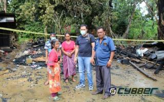 Bupati Tapteng Janji Bangun Dua Rumah Warga Yang Terbakar