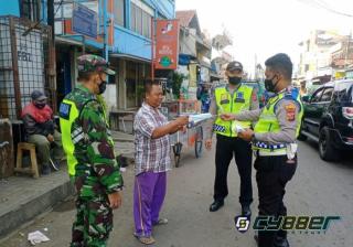 Dimasa PPKM,  Personel Gabungan TNI – Polri Selalu Bagikan Masker dan Ingatkan Prokes pada Warga