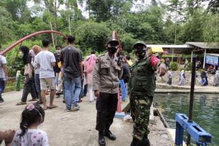 Bhabinkamtibmas Bersama Babinsa Awasi Penegakan Prokes di Tempat Wisata