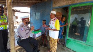 Polisi Salurkan Bansos Sembako ke Warga Terdampak Covid-19