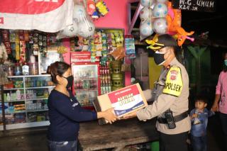 Polri Berbagi, Bagikan Bansos Sembako di Desa Cimanggu
