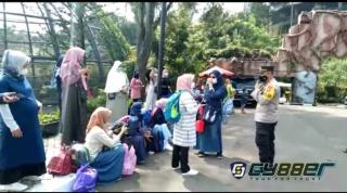 Pastikan Penerapan Prokes di tempat Wisata, Polisi Sambangi Spark Forest Sambil Bagikan Masker