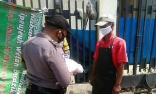 Polisi Bagikan Bansos Pada Warga Desa Klayan 