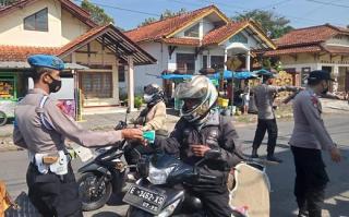Polisi Bagikan Masker Gratis, Upaya Mengedukasi Pentingnya Masker Dimasa PPKM