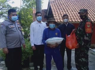 Polisi Bersama Babinsa Kawal Penyaluran Bansos BPNT Desa Bantaragung