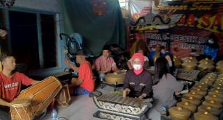 Wabup Ayu Mahir menabuh Gamelan di Sanggar Seni Karawitan Sri Nagasari