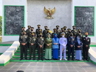 Danlanal Banten Hadiri Upacara Ziarah Tabur Bunga Peringati HUT KE-76 TNI