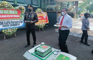 HUT TNI ke-76, Kapolres Sumedang Berikan Kue Ulang Tahun dan Tumpeng