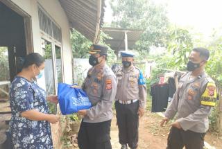 Polisi Berikan Bansos Paket Sembako ke Warga Kurang Mampu