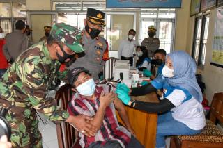 Persiapan PILWU, Polisi Gelar Vaksinasi Covid-19 di Desa Lungbenda