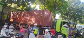 Truk Kontainer Melintang Menutupi Ruas Jalan Raya Siliwangi, Bogor - Sukabumi