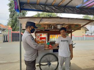Bhabhinkamtibmas Sambangi Pedagang, Himbau Prokes dan Bagikan Masker