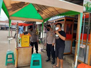 Polisi Sambangi Pedagang, Himbau Prokes Dan Bagikan Masker