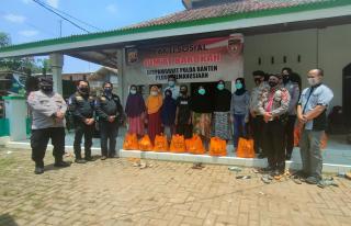 DitpamobVit Polda Banten Salurkan Bansos Dengan Cara "Door To Door"