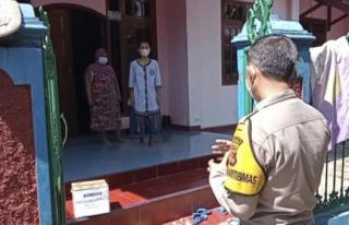Polisi Beri Bansos Sembako Kepada Warga Isoman