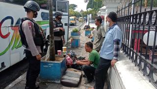 Polisi Berikan Edukasi Prokes Pada Pedagang Asongan