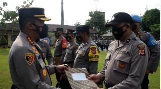 Kapolresta Cirebon Beri Penghargaan ke Personel Berprestasi