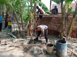 Peduli Warga, Bhabinkamtibmas Bantu Warga Bangun Rumah