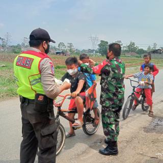 Polisi Berikan Himbauan Prokes dan Bagikan Masker