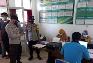 Polisi Kawal Petugas Medis untuk Vaksinasi