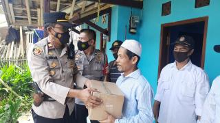 Polisi Salurkan Bansos Kepada Korban Kebakaran Rumah