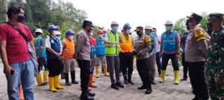 Kapolres Sumedang Tinjau Jalan Amblas di Desa Kadujaya