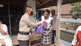 Polisi Terus Bagikan Bansos Masyarakat Terdampak Covid-19