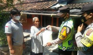 Lagi..Dimasa PPKM, Polisi di Cirebon Bagikan Bansos pada Warga Kurang Mampu
