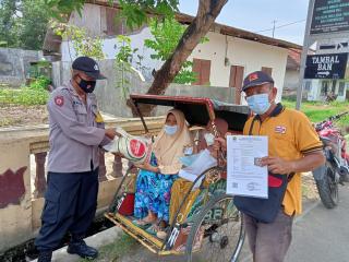 Personel Polresta Cirebon Distribusikan Bantuan Sembako di Desa Ciledug Lor